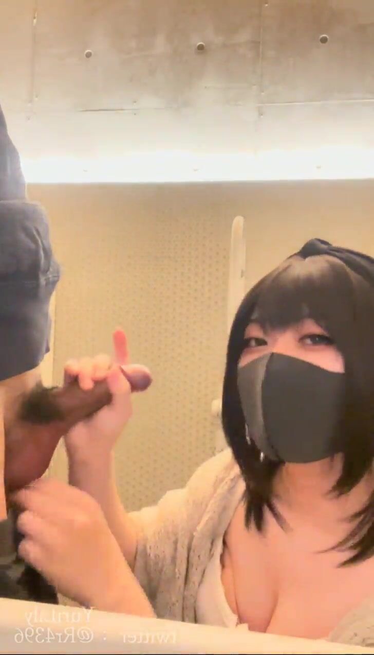 Một Femboy bú cu người yêu trong nhà vệ sinh.